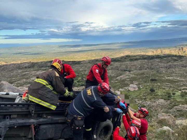 Rescate clave del DUAR en Altas Cumbres: salvaron a un hombre tras caer 30 metros con su camioneta