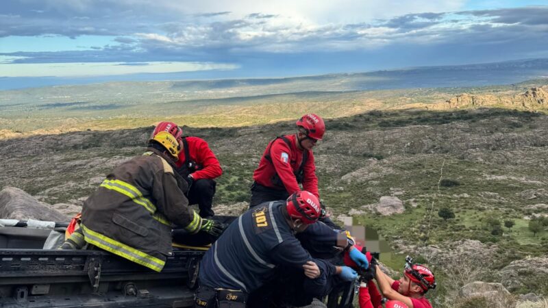 Rescate clave del DUAR en Altas Cumbres: salvaron a un hombre tras caer 30 metros con su camioneta