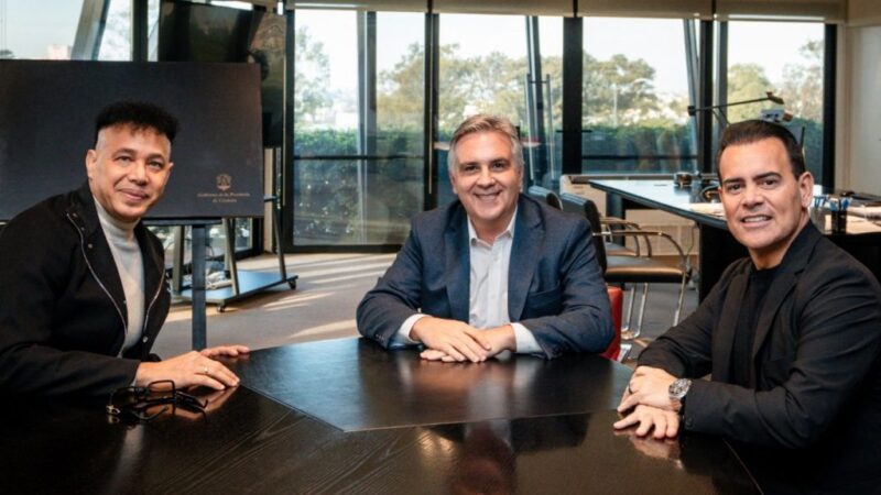 El Gobernador Martín Llaryora recibió a Jean Carlos por sus 30 años de trayectoria