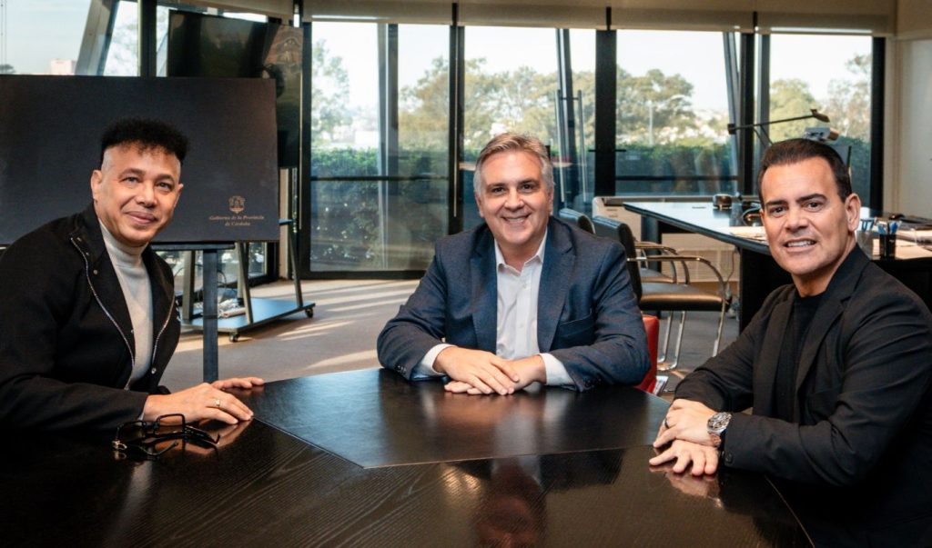 El Gobernador Martín Llaryora recibió a Jean Carlos por sus 30 años de trayectoria