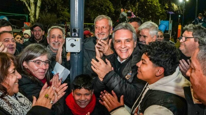 Llaryora inauguró la puesta en valor de la plaza Jerusalén de barrio Los Plátanos
