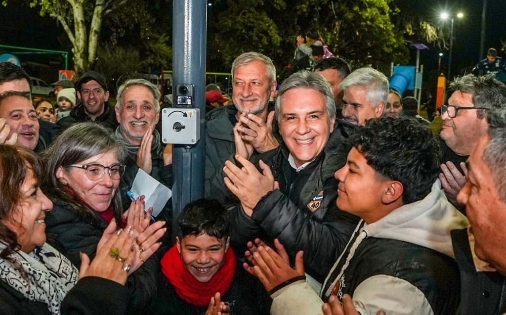 Llaryora inauguró la puesta en valor de la plaza Jerusalén de barrio Los Plátanos