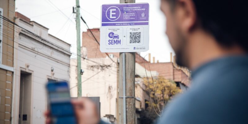 Primer mes del sistema de estacionamiento con constatadores: más de 300 mil activaciones, amplio uso de la App SEMM y baja cantidad de incidentes en la vía pública