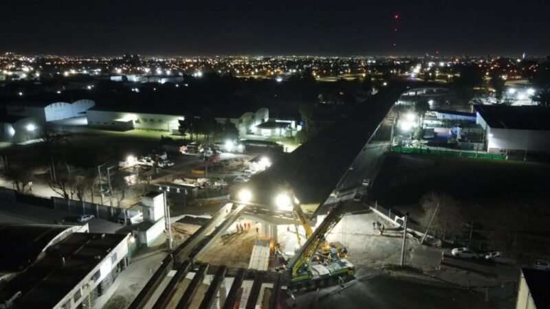 Así se colocó la última viga del altonivel de la avenida Vélez Sarsfield