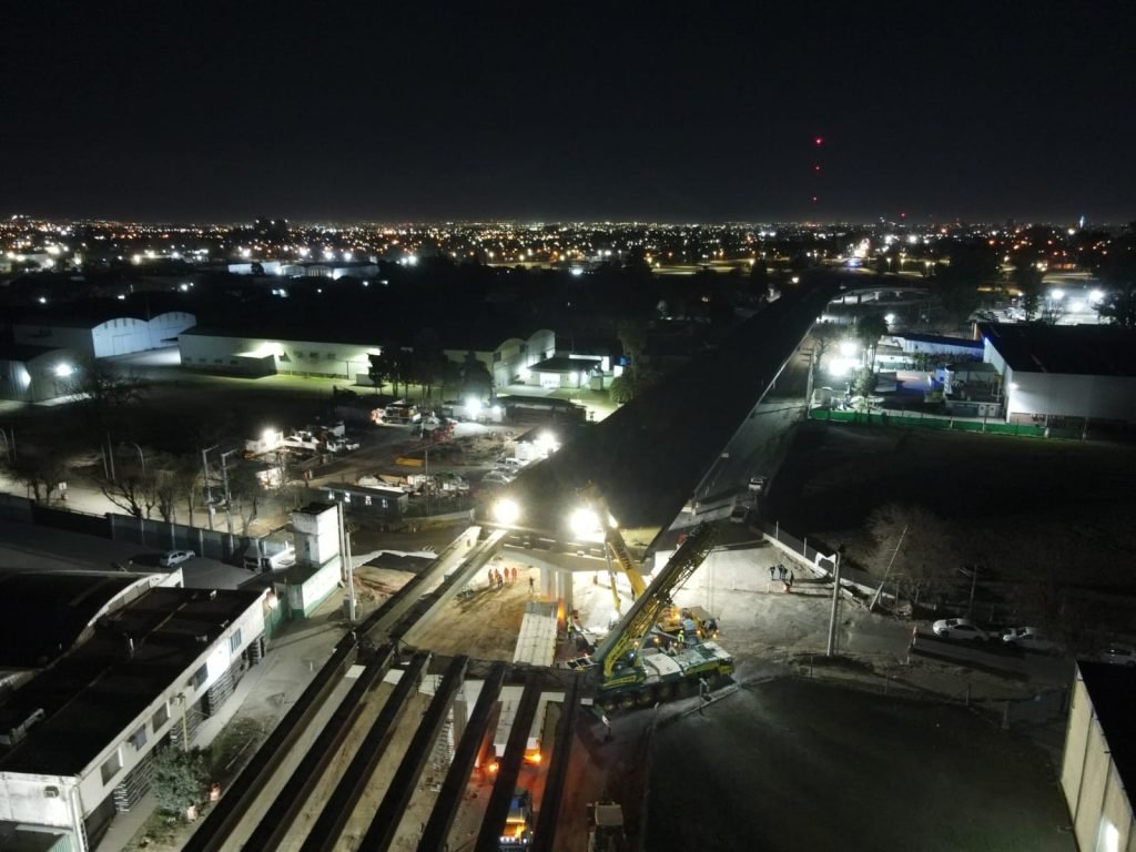 Así se colocó la última viga del altonivel de la avenida Vélez Sarsfield
