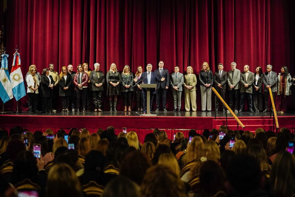 Córdoba lideró las Pruebas Aprender 2025 y Llaryora reconoció a los docentes por los resultados
