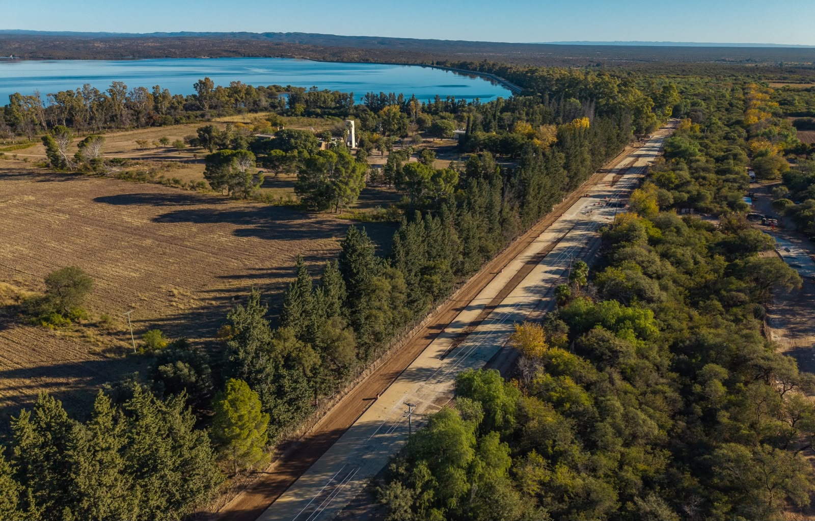El Camino del Perilago de Cruz del Eje ya registra un avance del 35% y avanza la transformación del corredor turístico